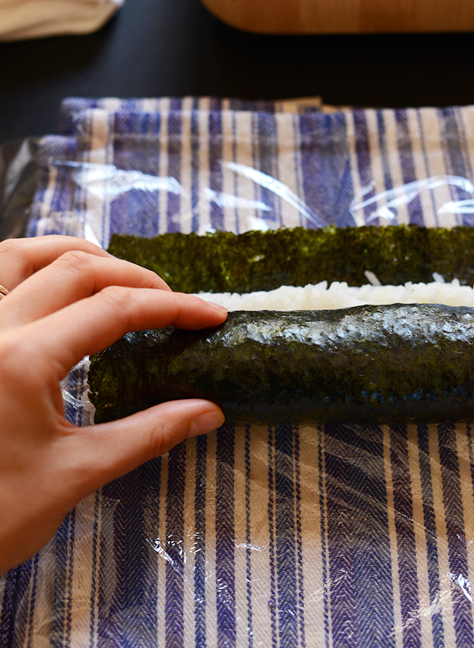 Showing how to make sushi without a mat